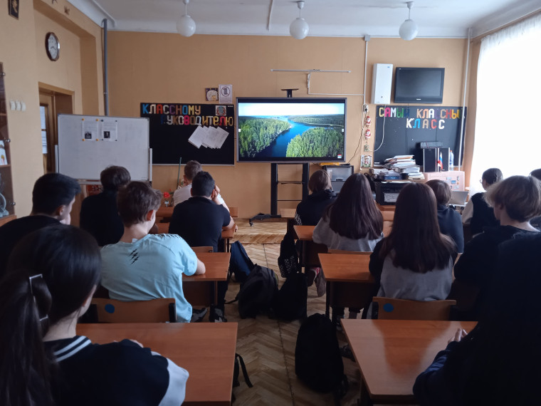 1 апреля в рамках классного часа, в рамках Международного культурно- гуманитарного проекта «О будущем», реализующего систему воспитания «КИНОУРОКИ В ШКОЛАХ РОССИИ И МИРА» учащиеся 8 Б класс посмотрели фильм «Там, где мечтают медведи»..