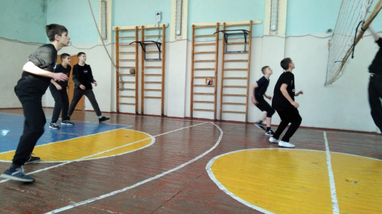 В рамках мероприятий по формированию здорового образа жизни в МБОУ «СОШ № 40» проходят соревнования по волейболу и пионерболу..